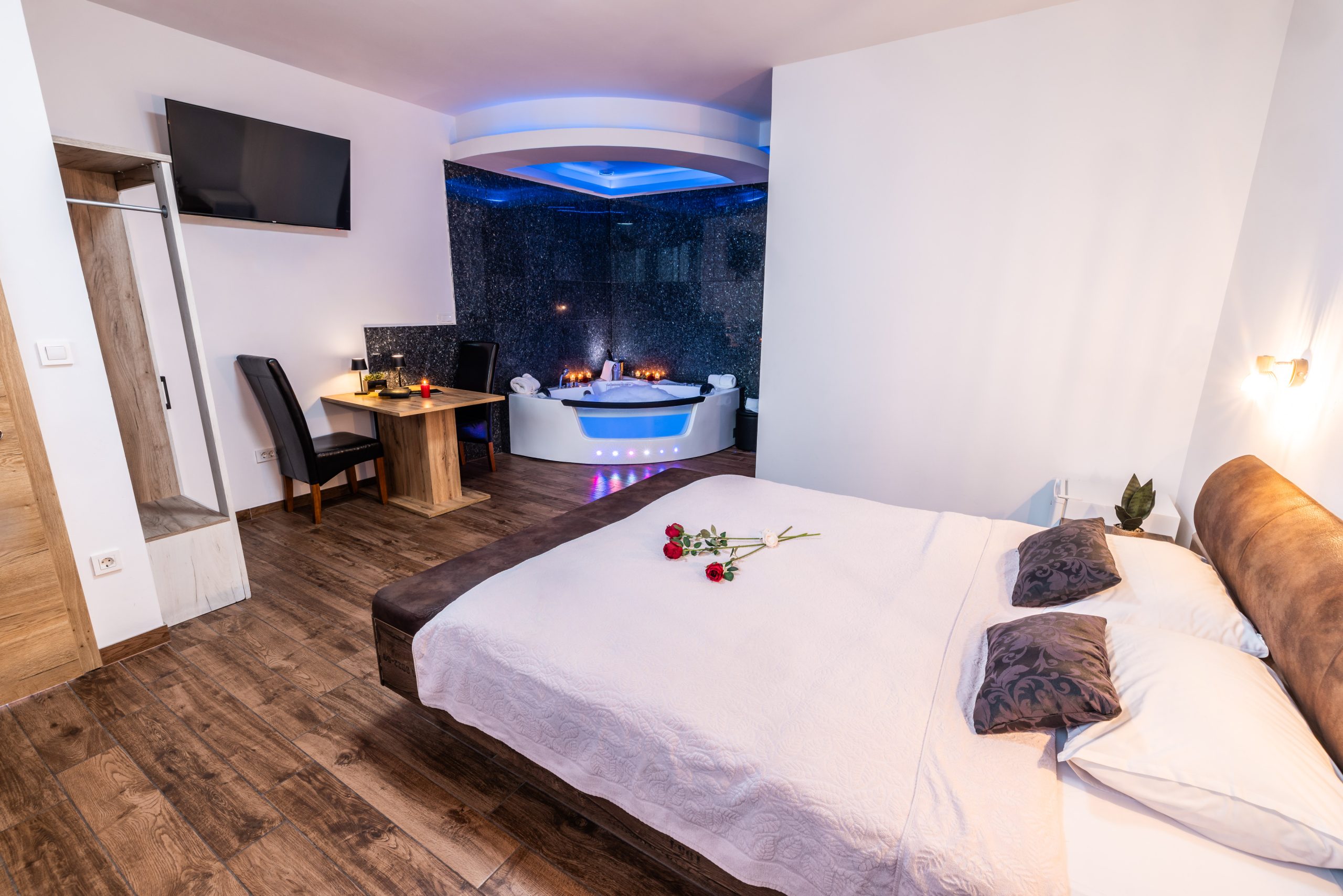 Jacuzzi v dvoposteljni sobi